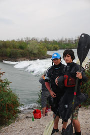 Xabi e Imanol en Semana Santa practican rodeo en aguas bravas en el Ródano y en el Tarm