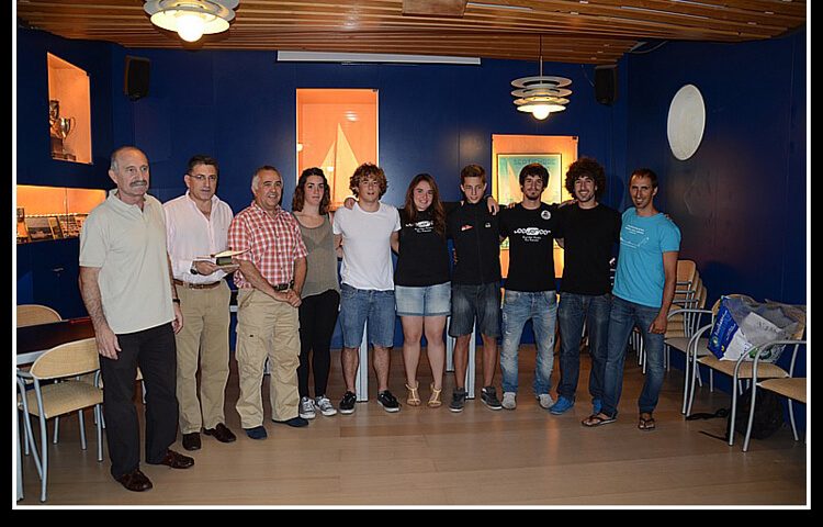 Homenaje a los campeones del mundo de kayak surf del RCNSS