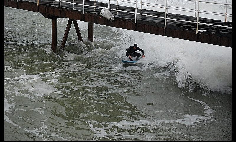 Fernando Odriozola surfeando el temporal-3