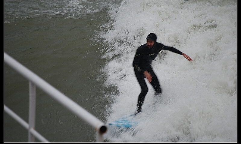 Fernando Odriozola surfeando el temporal-4