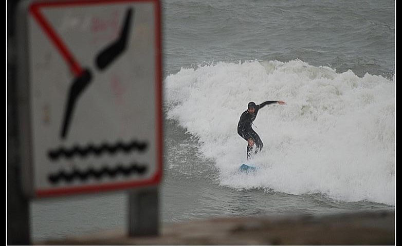 Fernando Odriozola surfeando el temporal-6