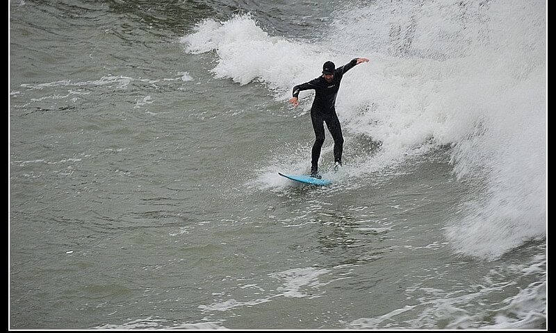 Fernando Odriozola surfeando el temporal