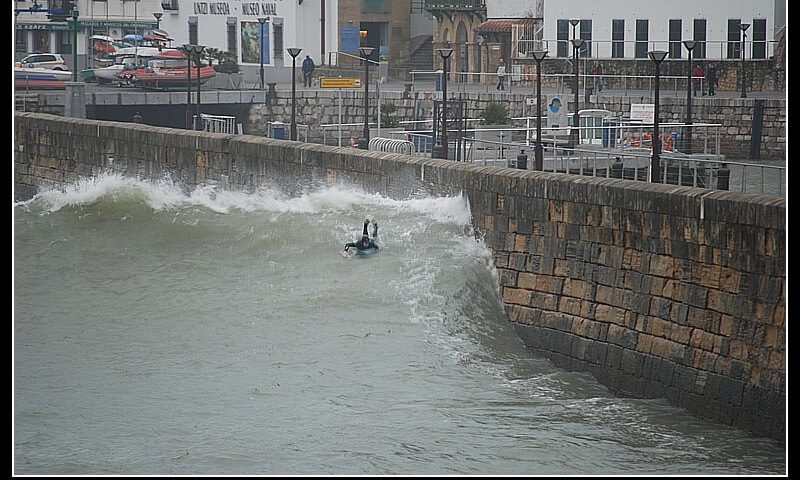 Fernando Odriozola surfeando el temporal-9